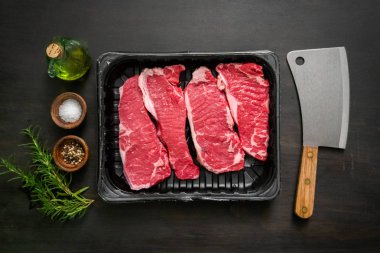 Ham New York şerit biftek ağaç kesme tahtası.