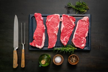 Ham New York şerit biftek ağaç kesme tahtası.