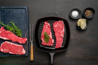 Dökme demir tavada ham New York şerit biftek.