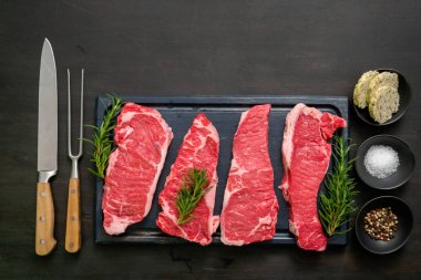 Ham New York şerit biftek ağaç kesme tahtası.