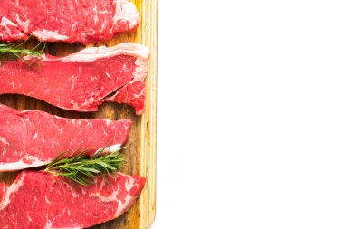 Ham New York şerit biftek ağaç kesme tahtası.