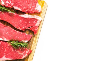 Ham New York şerit biftek ağaç kesme tahtası.