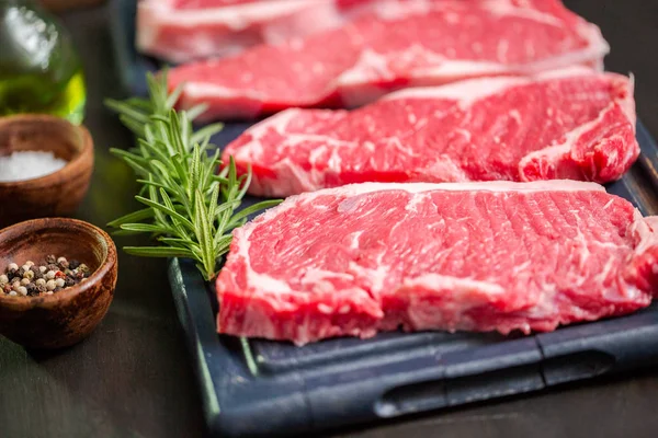 Steaks Crus Bande New York Sur Une Planche Découper — Photo