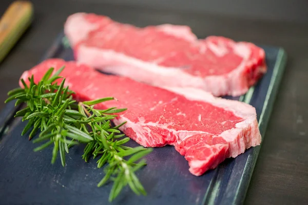 Rauw New York Strip Steaks Een Houten Snijplank — Stockfoto