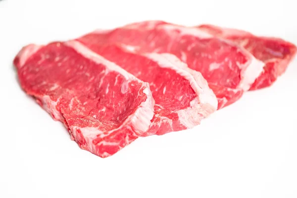 Rohe New York Streifen Steaks Auf Weißem Hintergrund — Stockfoto