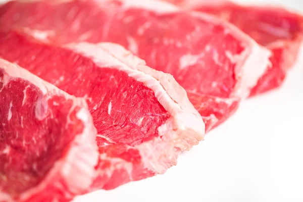 Beyaz Bir Arka Plan Üzerinde Ham New York Şerit Biftek — Stok fotoğraf