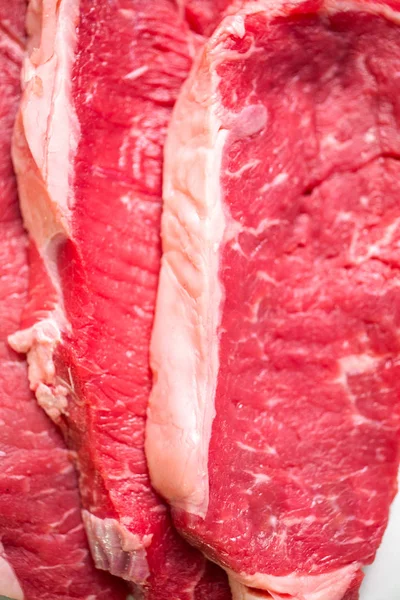 Rauw New York Strip Steaks Een Witte Achtergrond — Stockfoto
