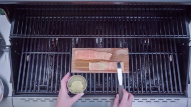 Adım adım. Dijon hardalı tahta üzerinde ızgara somon.