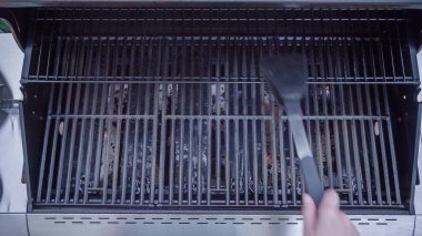 Adım adım. Açık gaz ızgara temizleme.