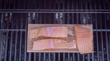 Adım adım. Dijon hardalı tahta üzerinde ızgara somon.