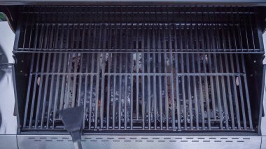 Adım adım. Açık gaz ızgara temizleme.