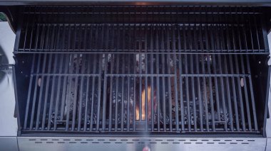 Adım adım. Açık gaz ızgara temizleme.