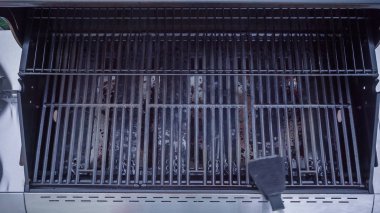 Adım adım. Açık gaz ızgara temizleme.