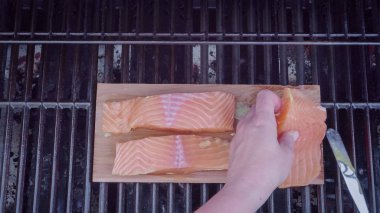 Adım adım. Dijon hardalı tahta üzerinde ızgara somon.