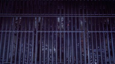 Adım adım. Açık gaz ızgara temizleme.