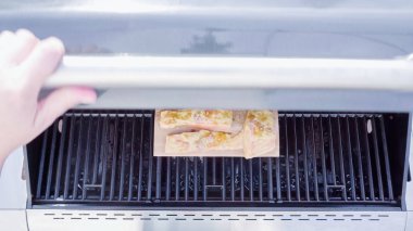 Adım adım. Dijon hardalı tahta üzerinde ızgara somon.