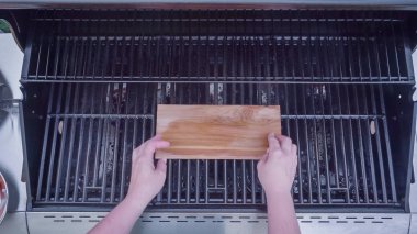 Adım adım. Dijon hardalı tahta üzerinde ızgara somon.