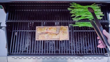 Adım adım. Dijon hardalı kuşkonmaz ile tahta üzerinde ızgara somon.