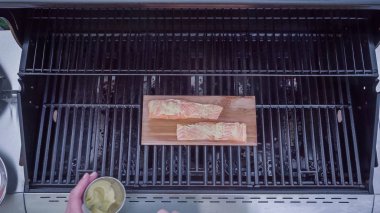 Adım adım. Dijon hardalı tahta üzerinde ızgara somon.