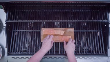 Adım adım. Dijon hardalı tahta üzerinde ızgara somon.