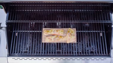 Adım adım. Dijon hardalı tahta üzerinde ızgara somon.