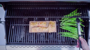 Adım adım. Dijon hardalı kuşkonmaz ile tahta üzerinde ızgara somon.