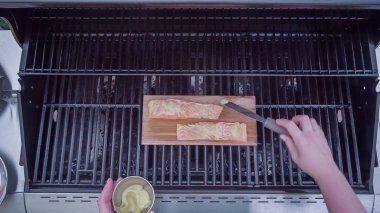 Adım adım. Dijon hardalı tahta üzerinde ızgara somon.