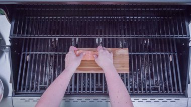 Adım adım. Dijon hardalı tahta üzerinde ızgara somon.