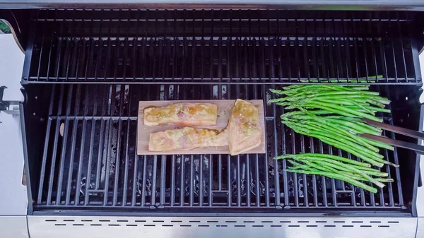 Step Step Grilled Salmon Plank Dijon Mustard Asparagus — Stock Photo, Image