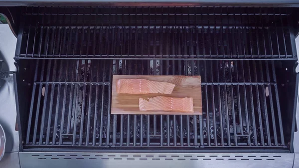 循序渐进 在第戎芥末的木板上烤鲑鱼 — 图库照片