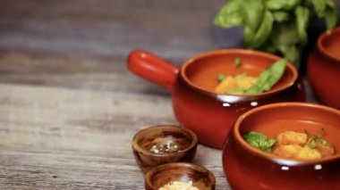 Taze fesleğen ve kruton ile kavrulmuş domates çorbası.