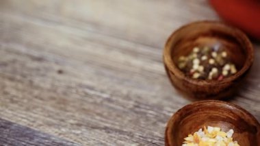 Taze fesleğen ve kruton ile kavrulmuş domates çorbası.