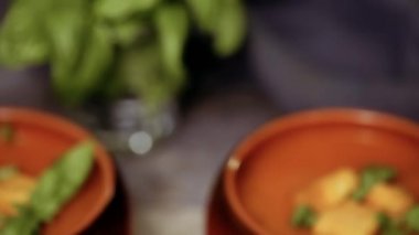 Taze fesleğen ve kruton ile kavrulmuş domates çorbası.