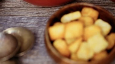 Taze fesleğen ve kruton ile kavrulmuş domates çorbası.