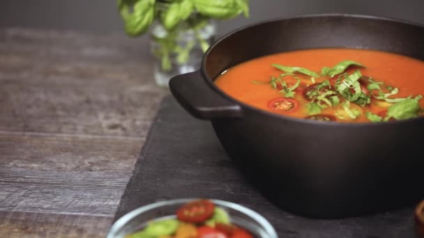 Soupe de tomates rôties dans une casserole en fonte .