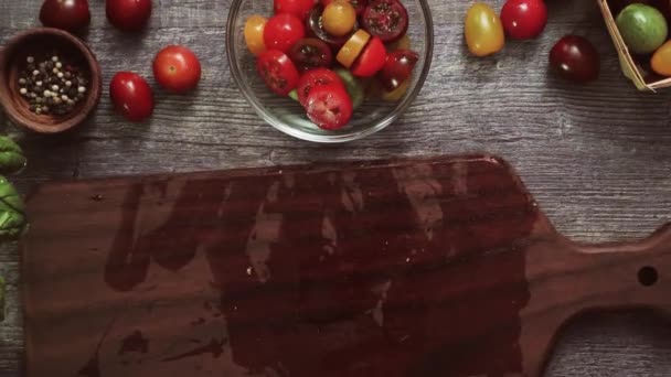 Φέτες Ντομάτες Cherry Κειμήλιο Επί Του Σκάφους Κοπή Ξύλου — Αρχείο Βίντεο