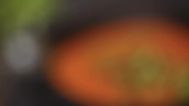 Dökme Demir Tencereye Kavrulmuş Domates Çorbası — Stok video