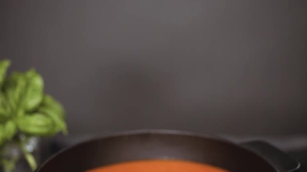 Soupe de tomates rôties dans une casserole en fonte .