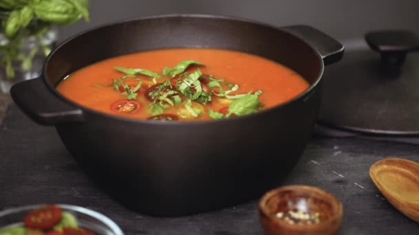 鋳鉄鍋を料理のロースト トマト スープ — ストック動画