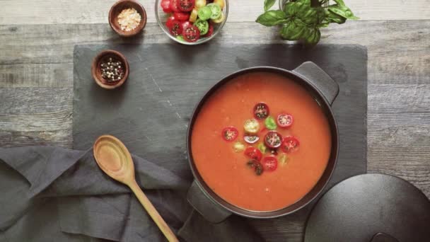 Soupe de tomates rôties dans une casserole en fonte .