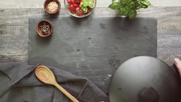 Soupe de tomates rôties dans une casserole en fonte .