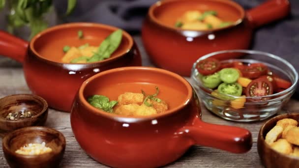 Sopa Tomate Asado Con Albahaca Fresca Croutons — Vídeo de stock