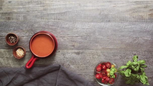 Geröstete Tomatensuppe Mit Frischem Basilikum Und Croutons — Stockvideo