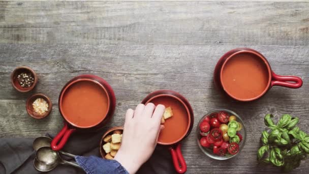 Geröstete Tomatensuppe Mit Frischem Basilikum Und Croutons — Stockvideo