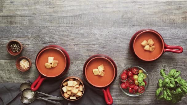 Sopa Tomate Asado Con Albahaca Fresca Croutons — Vídeo de stock
