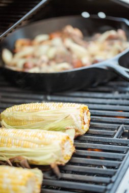 Adım adım. Açık gaz ızgarada taze mısır ızgara.