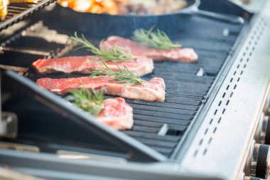 Adım adım. New York şerit biftek açık gaz ızgara ızgara.