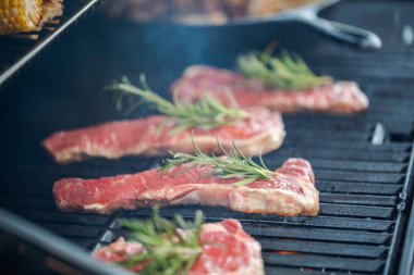 Adım adım. New York şerit biftek açık gaz ızgara ızgara.