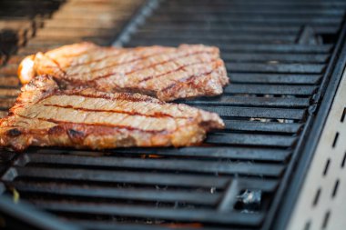 Adım adım. New York şerit biftek açık gaz ızgara ızgara.