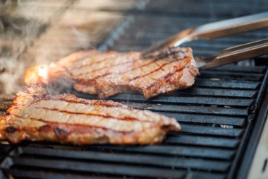 Adım adım. New York şerit biftek açık gaz ızgara ızgara.